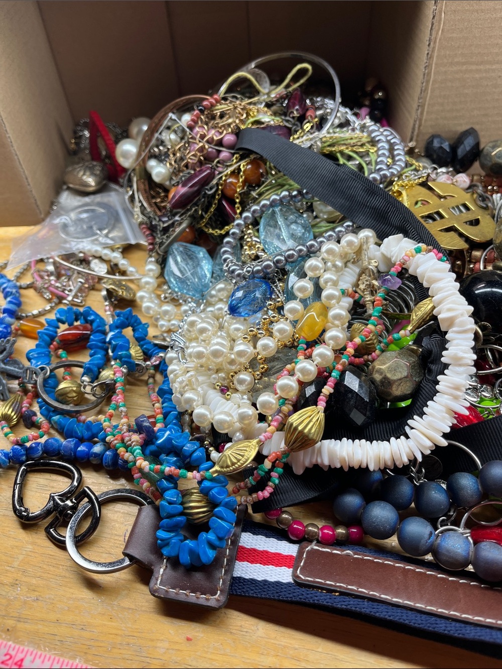 Scrap jewelry lot, lot 0517A, 4.36 lbs - Picture 7 of 11